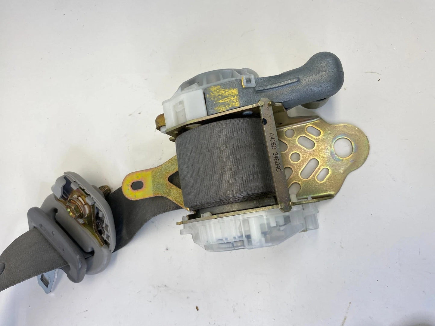 2004-2008 TOYOTA COROLLA FRONT RIGHT PASSENGER SIDE SEAT BELT RETRACTOR GRAY OEM