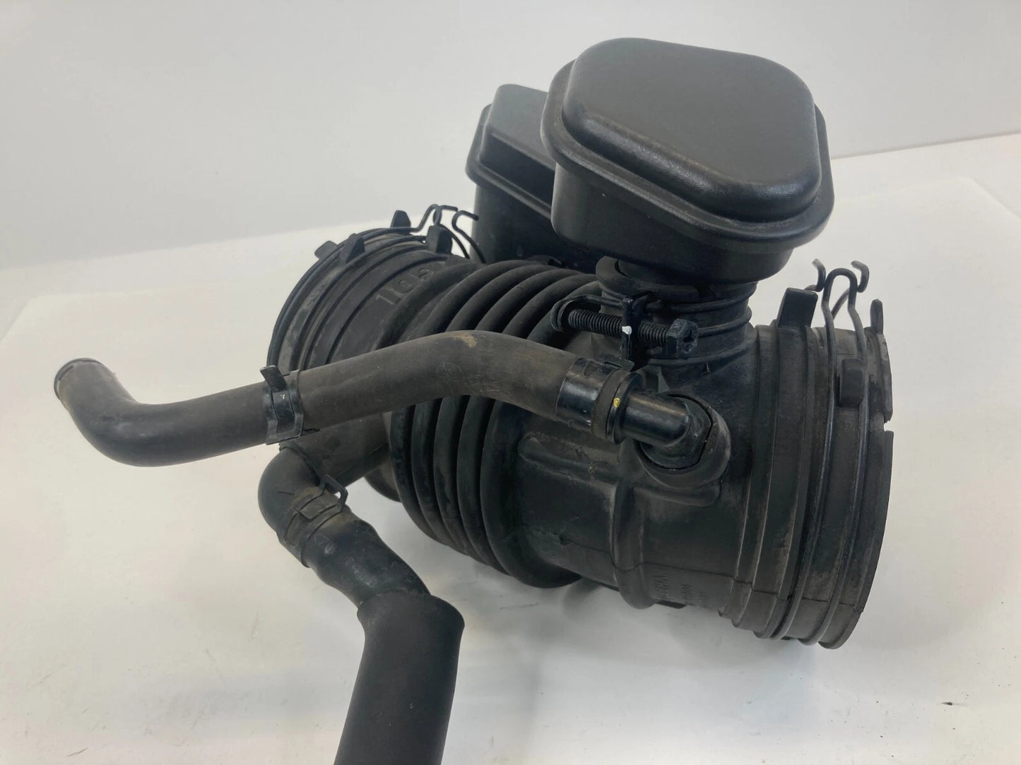 2013-2018 HYUNDAI SANTA FE 3.3L ENGINE AIR CLEANER INTAKE HOSE 28130-2W100 OEM