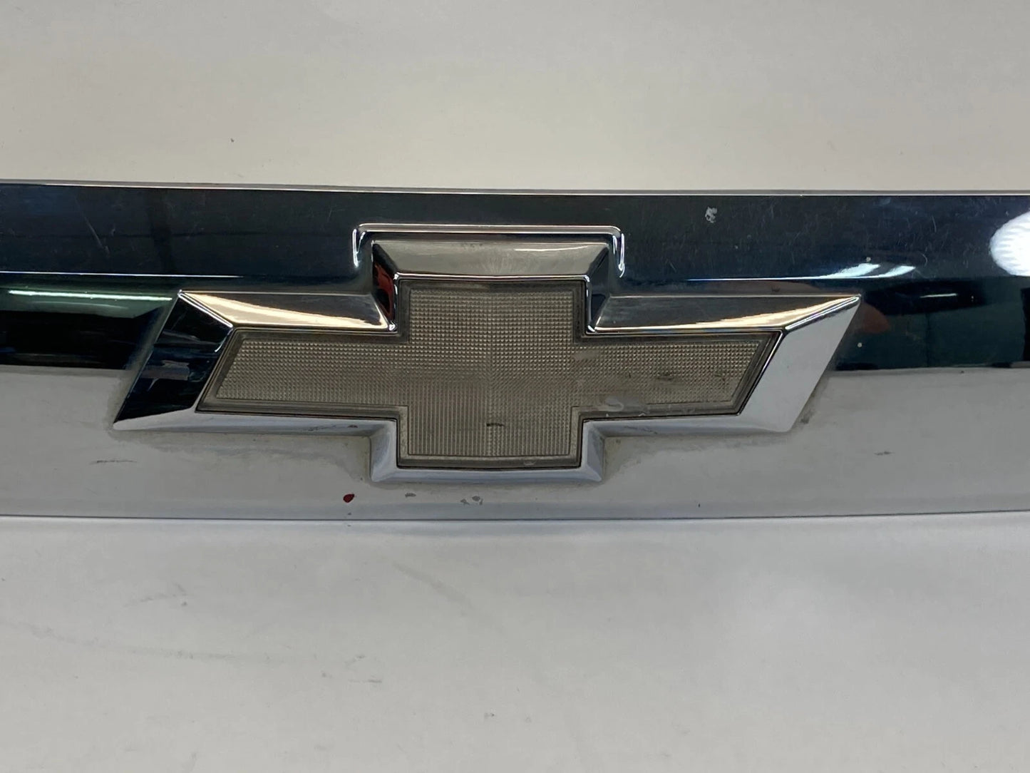 10-15 CHEVROLET EQUINOX W/O CAMERA TRUNK LIFTGATE APPLIQUE MOLDING 20881055 OEM