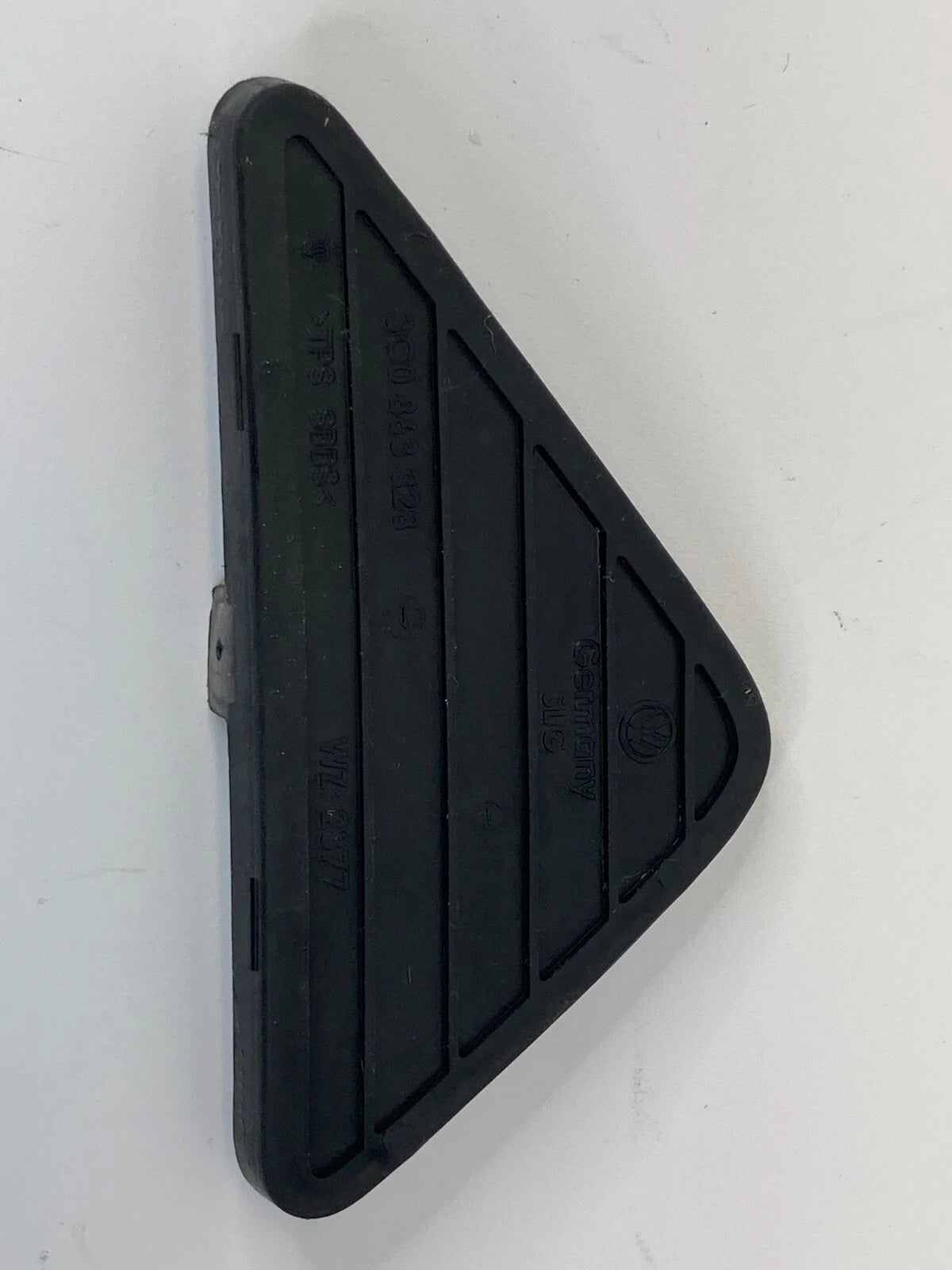 2009-2017 VOLKSWAGEN CC SEDAN REAR CENTER CONSOLE MAT RUBBER INSERT 3C0-863-328
