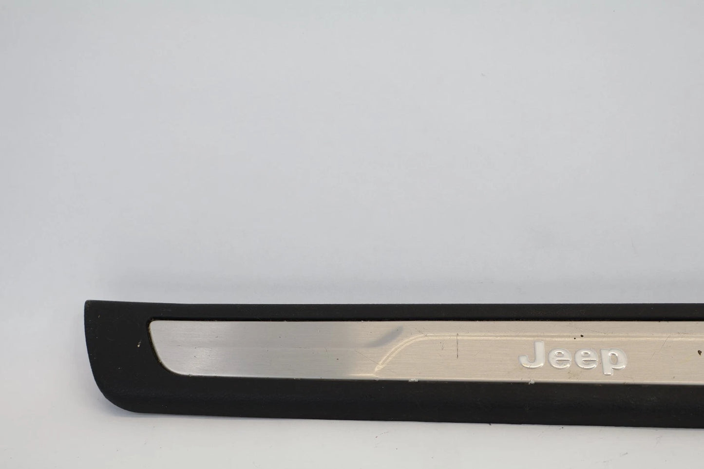 2011-2021 GRAND CHEROKEE FRONT RIGHT DOOR SILL SCUFF PLATE MOLDING OEM INC80DX9A