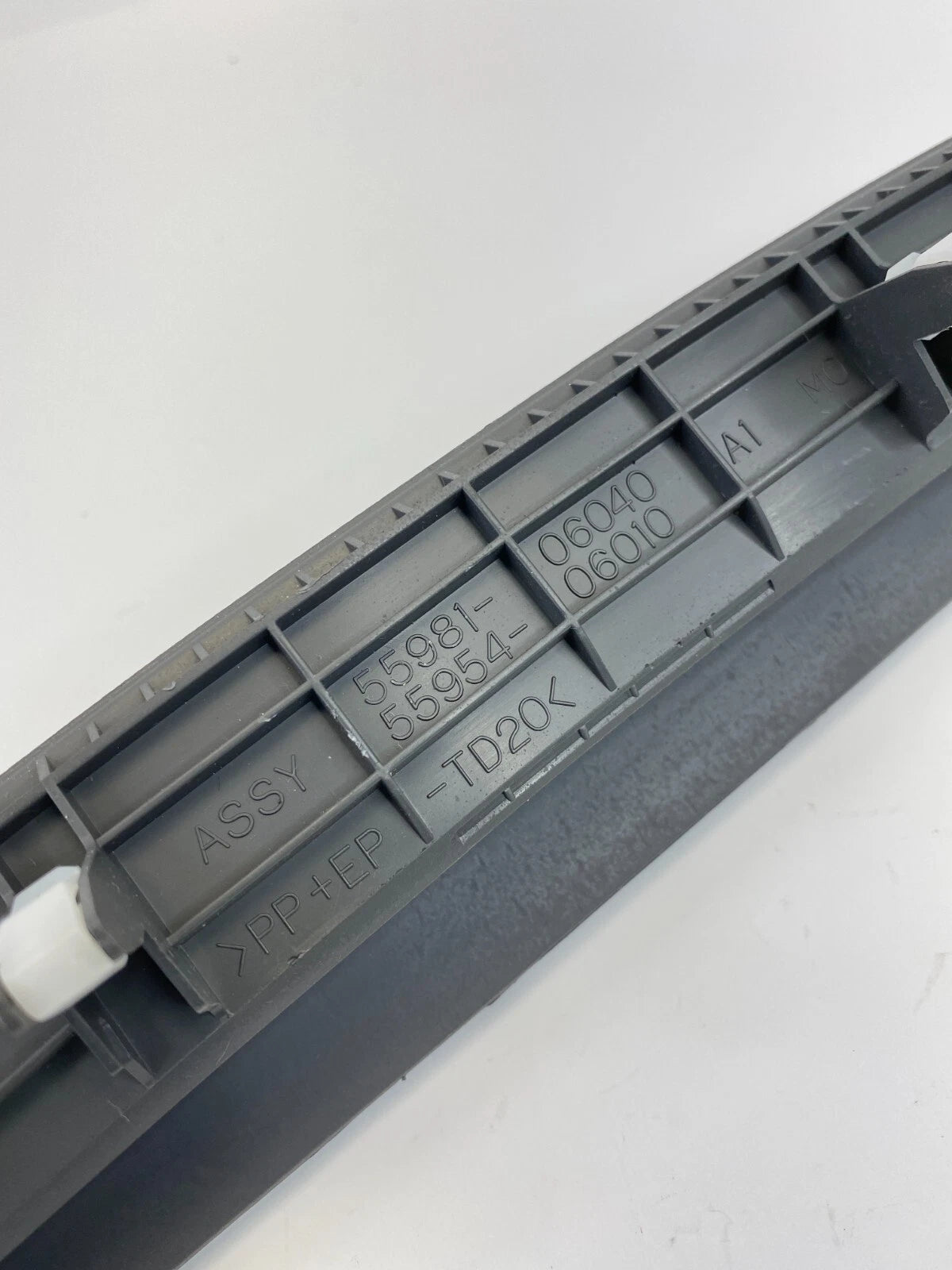07-11 TOYOTA CAMRY FRONT DEFROSTER VENT CLOCK TRIM COVER PANEL TRIM 5598106040