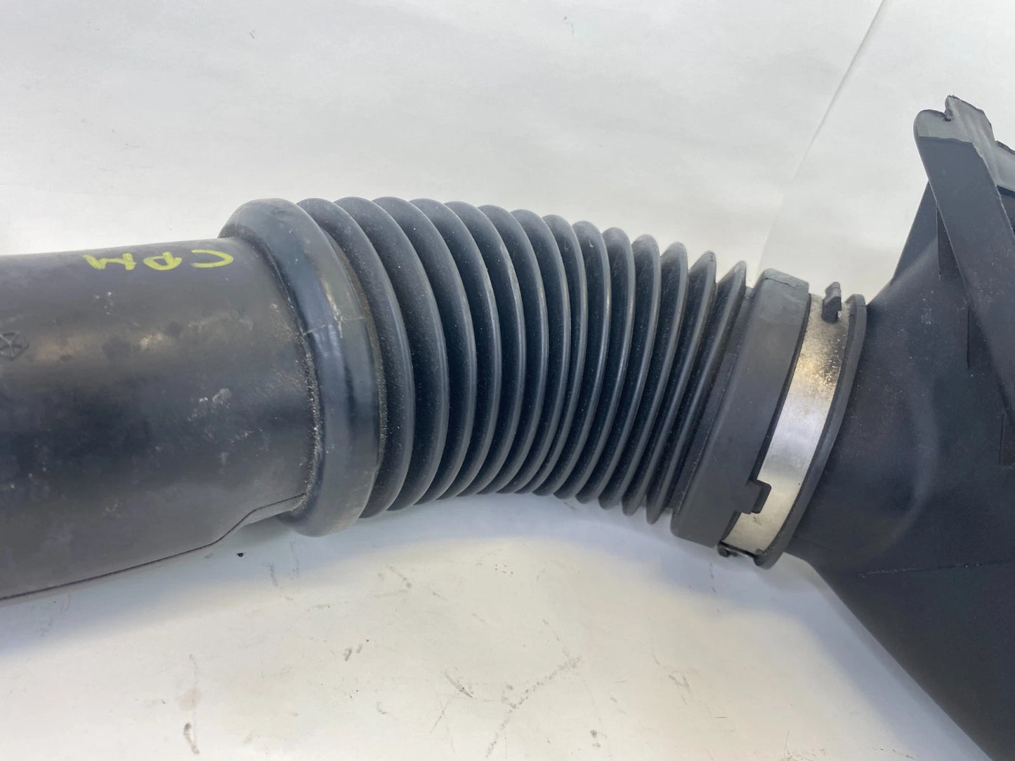 02-07 JEEP LIBERTY 3.7L AIR INTAKE DUCT & UPPER AIR FILTER HOUSING 53013727AA