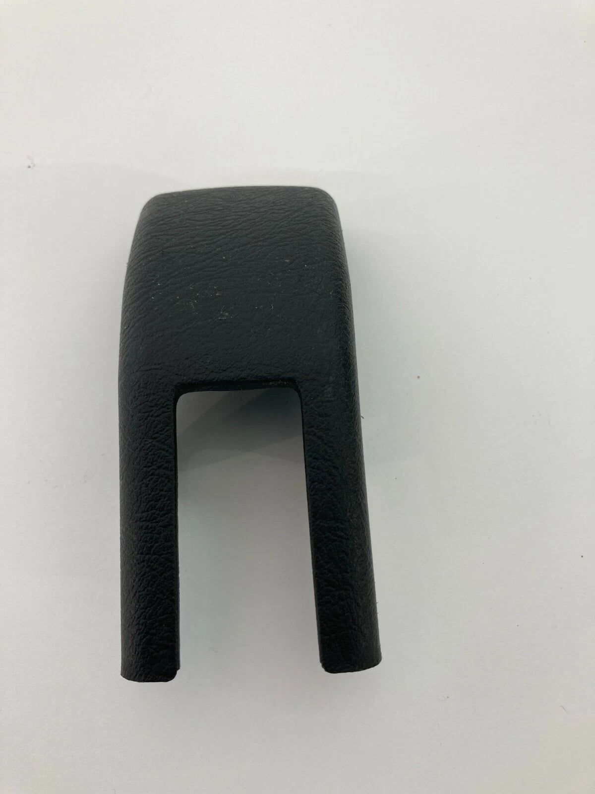 04-06 KIA AMANTI SEDAN FRONT RIGHT SIDE TRACK END COVER PANEL 88561-3F000 OEM