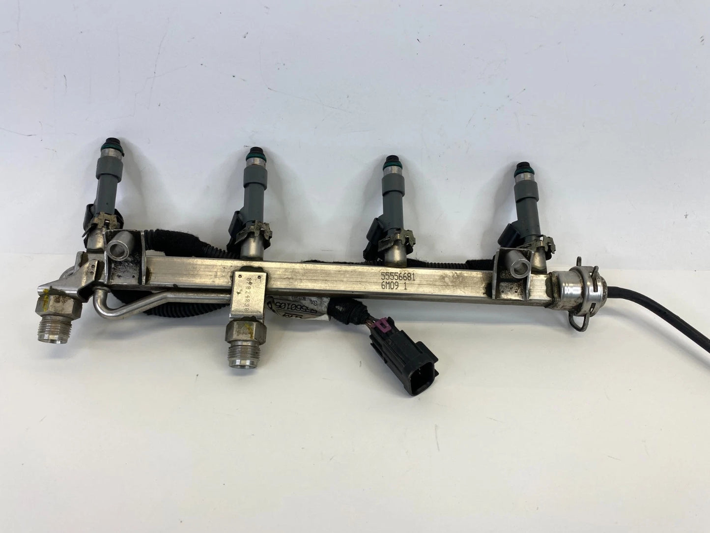 2007-2011 Saab 9-3 2.0L Engine Fuel Rail Injection w/ Injectors 55556681