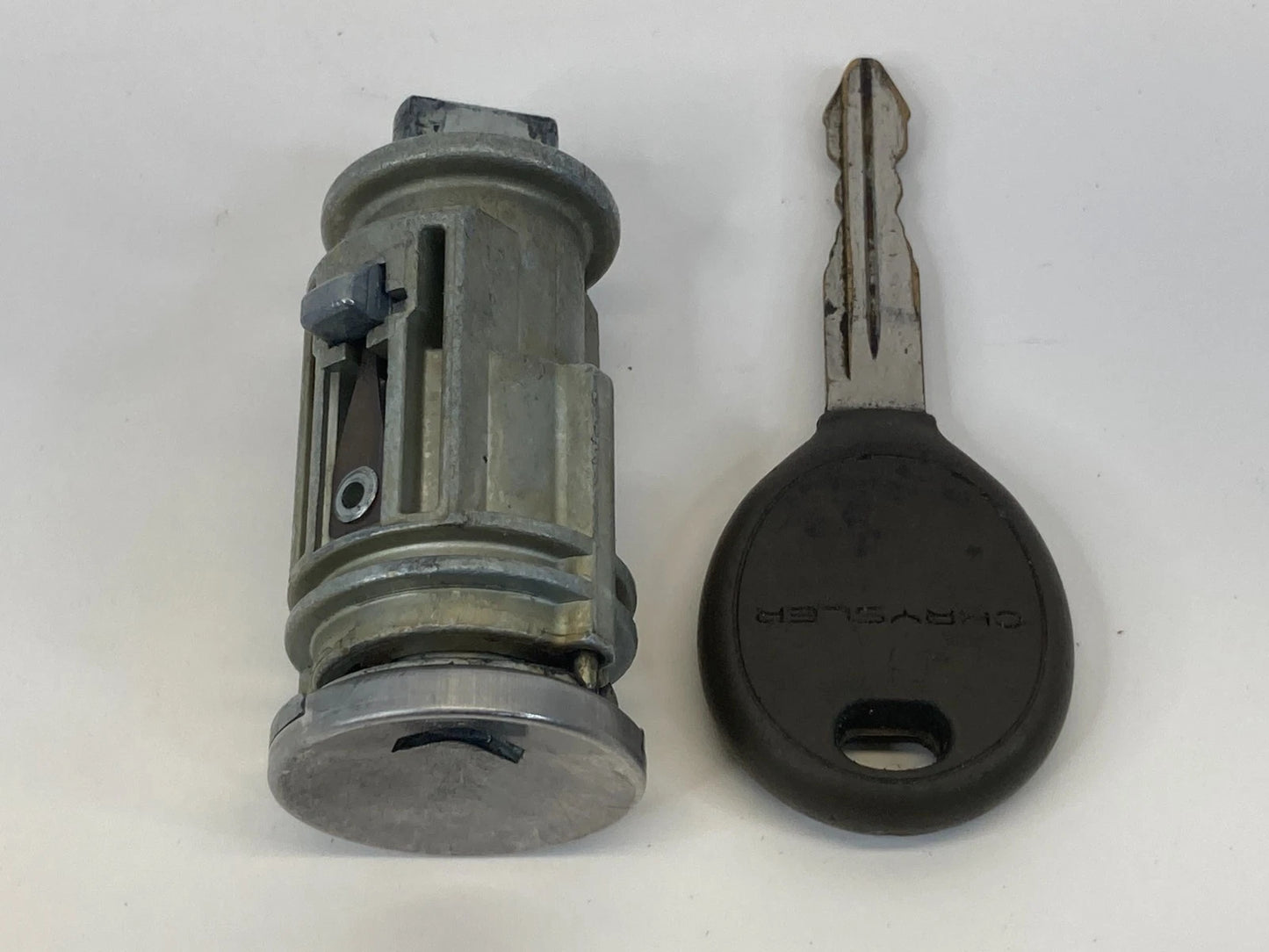 2002-2005 CHRYSLER PT CRUISER 2.4L IGNITION SWITCH LOCK CYLINDER W/ KEY OEM