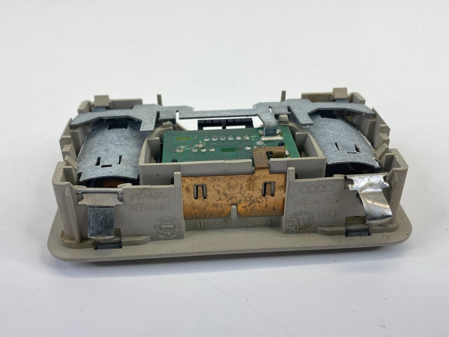 98-01 AUDI A6 QUATTRO REAR ROOF OVERHEAD DOME MAP LIGHT READING LAMP 4B9947123