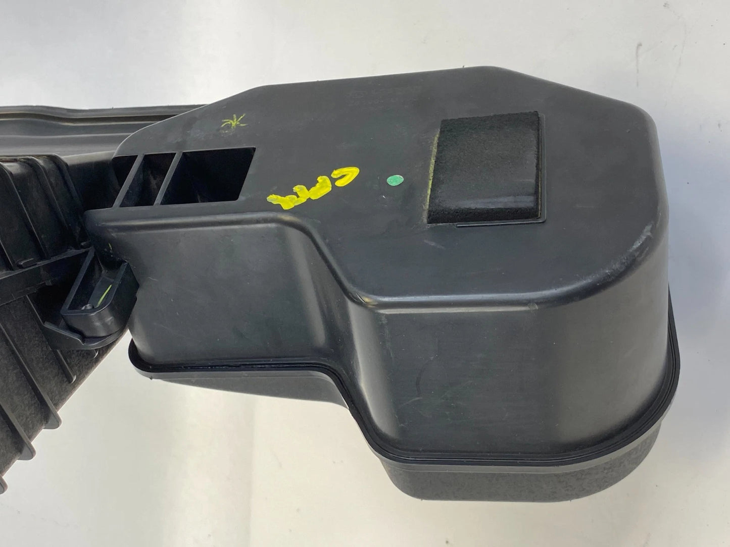 2014 2015 KIA SORENTO 3.3L AIR INTAKE INLET DUCT RESONATOR ASSY OEM 28210-1U600