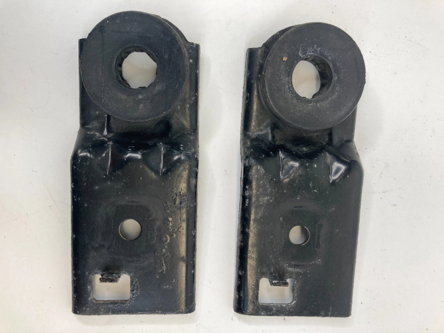1998-2002 LINCOLN TOWN CAR MOUNT RADIATOR UPPER BRACKET MOUNT PAIR SET OEM