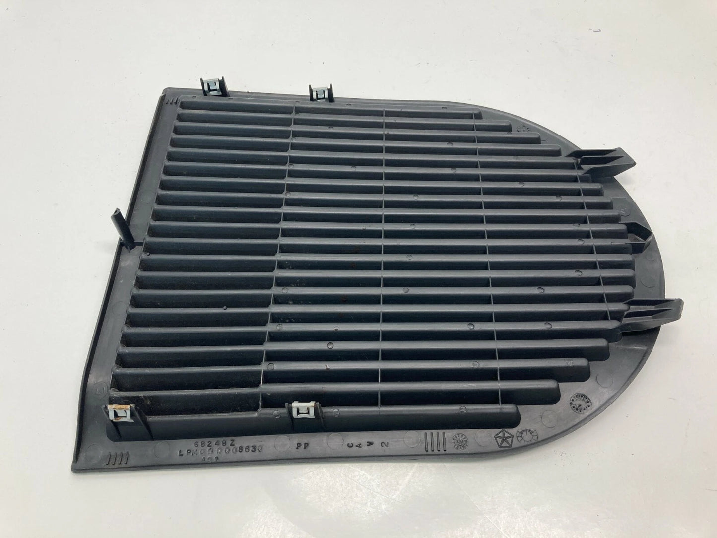 2005 05 CHRYSLER PACIFICA CARGO AREA PASSENGER SIDE WALL TRIM COVER GRILLE VENT