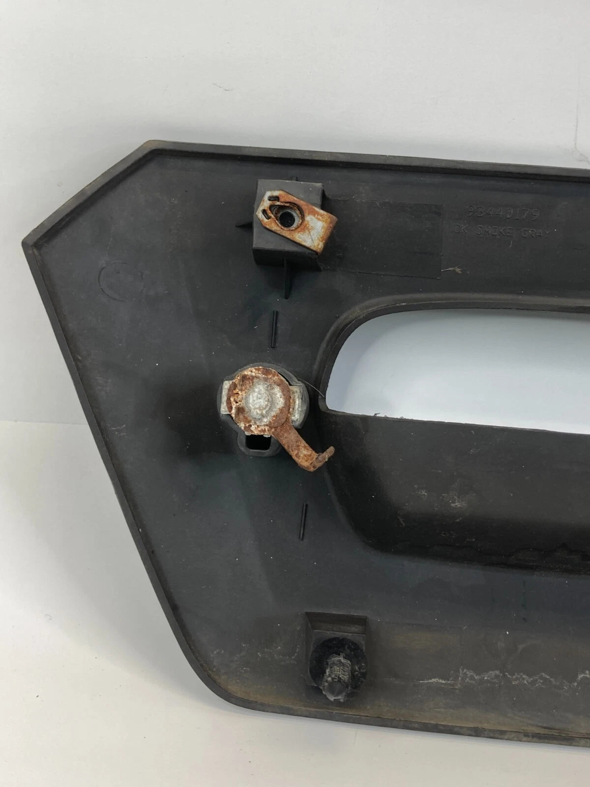 03 04 05 06 CHEVROLET AVALANCHE 1500 TAILGATE LATCH HANDLE BEZEL 93440179 OEM