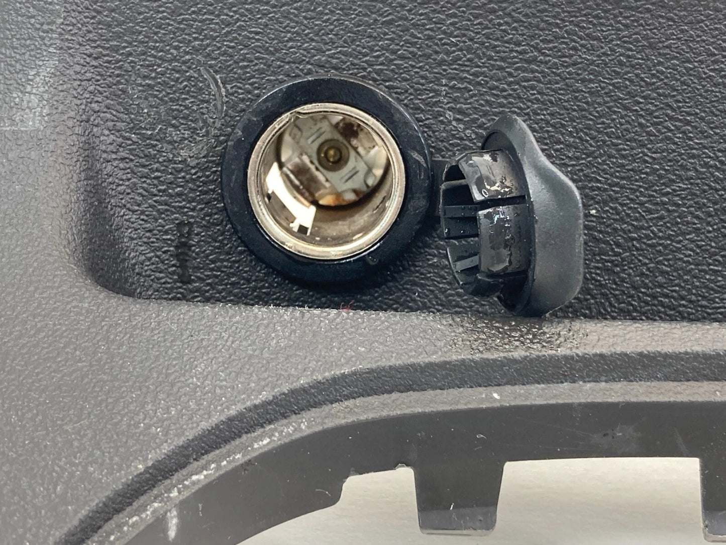 05-10 CHEVROLET COBALT A/T CONSOLE SHIFTER TRIM BEZEL W/ POWER OUTLET 15212350