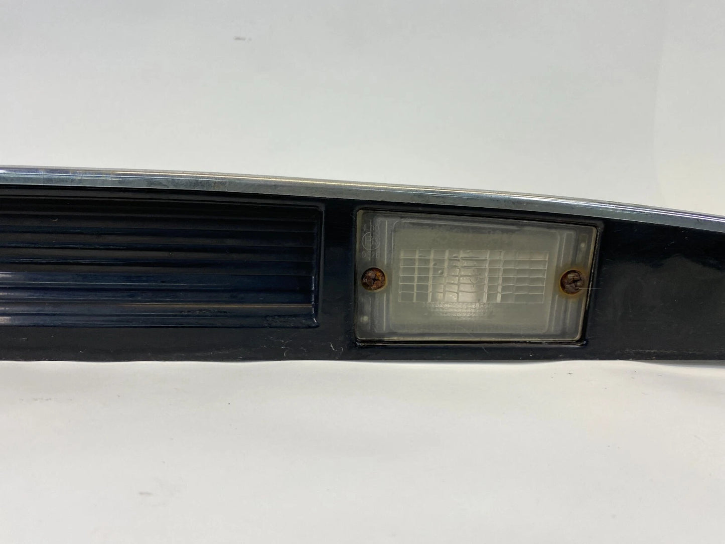 04-06 KIA SPECTRA REAR LID FINISH GARNISH LICENSE LIGHT PANEL MOLDING 925012F010