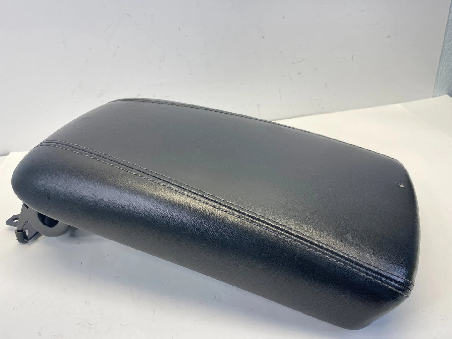 2015-2017 CHRYSLER 200 CENTER CONSOLE ARMREST ARM REST STORAGE LID COVER OEM