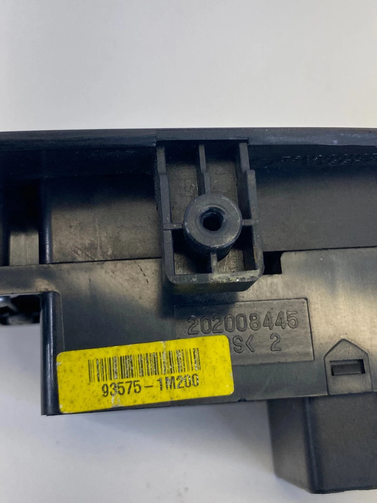 2010-2013 KIA FORTE SEDAN FRONT RIGHT SIDE POWER WINDOW CONTROL SWITCH W/ BEZEL