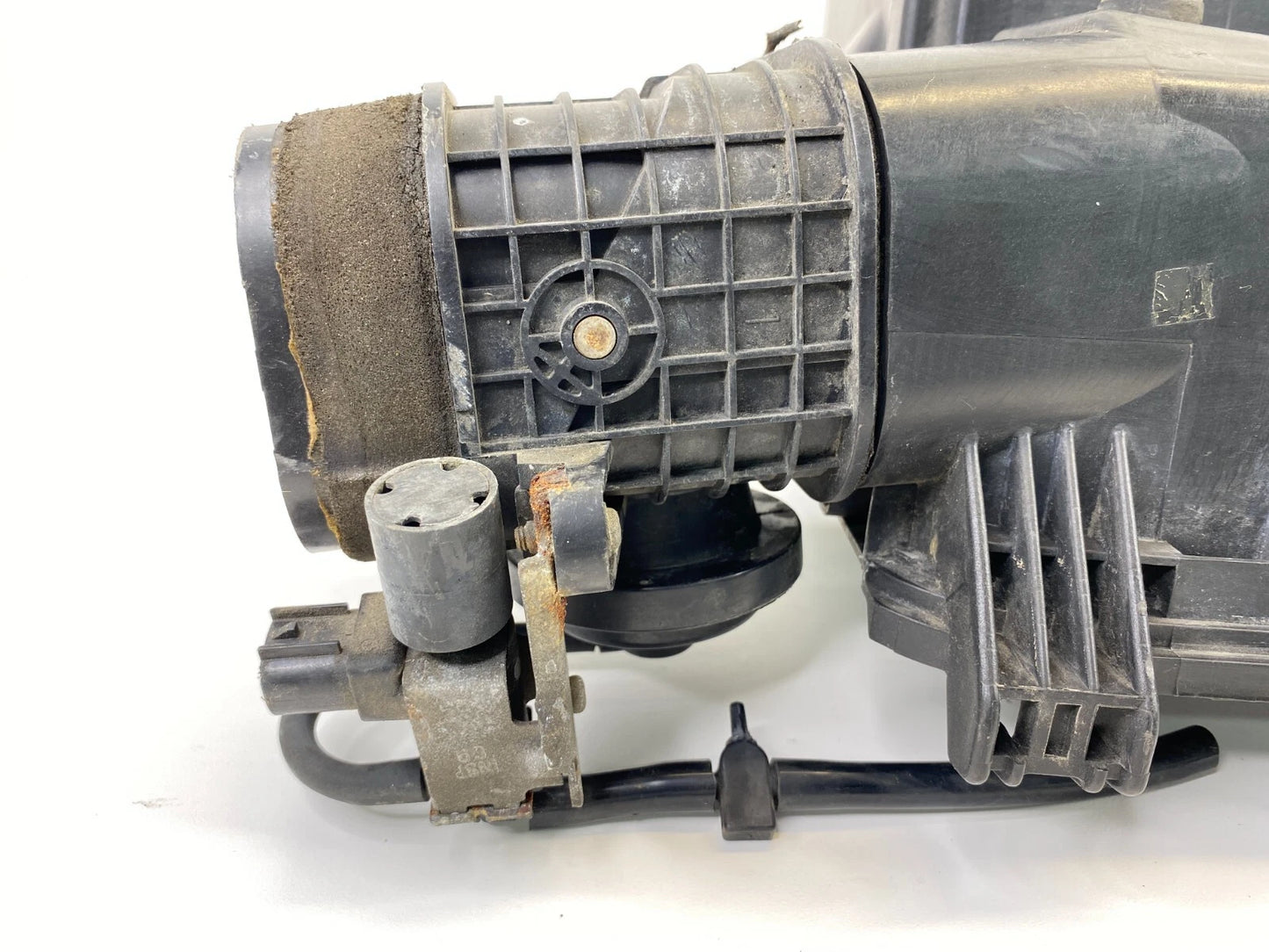 2004-2006 TOYOTA CAMRY 3.0L LOWER AIR INTAKE CLEANER FILTER BOX OEM 17701-0A100