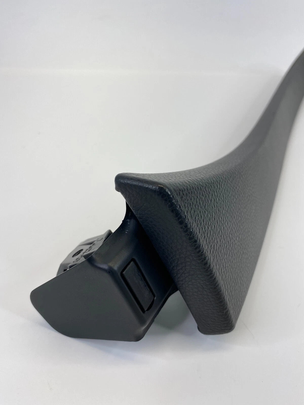 04-07 BMW 530I 525I FRONT CENTER CONSOLE ARMREST ARM REST STRIP TRIM TOP 7060019