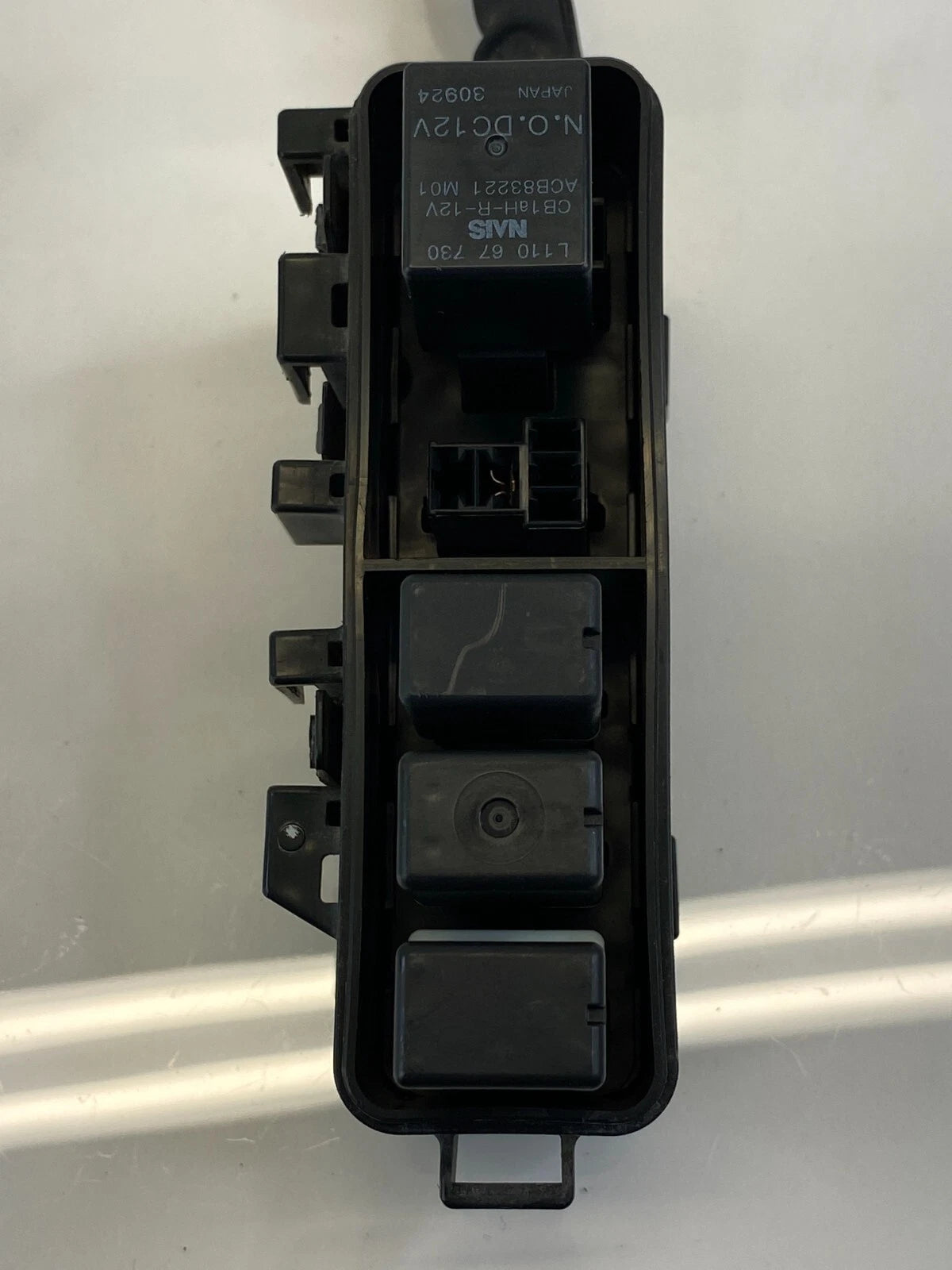 OEM 2002-2006 MAZDA MPV 3.0L V6 UNDER HOOD FUSE RELAY BOX FUSEBOX ASSEMBLY