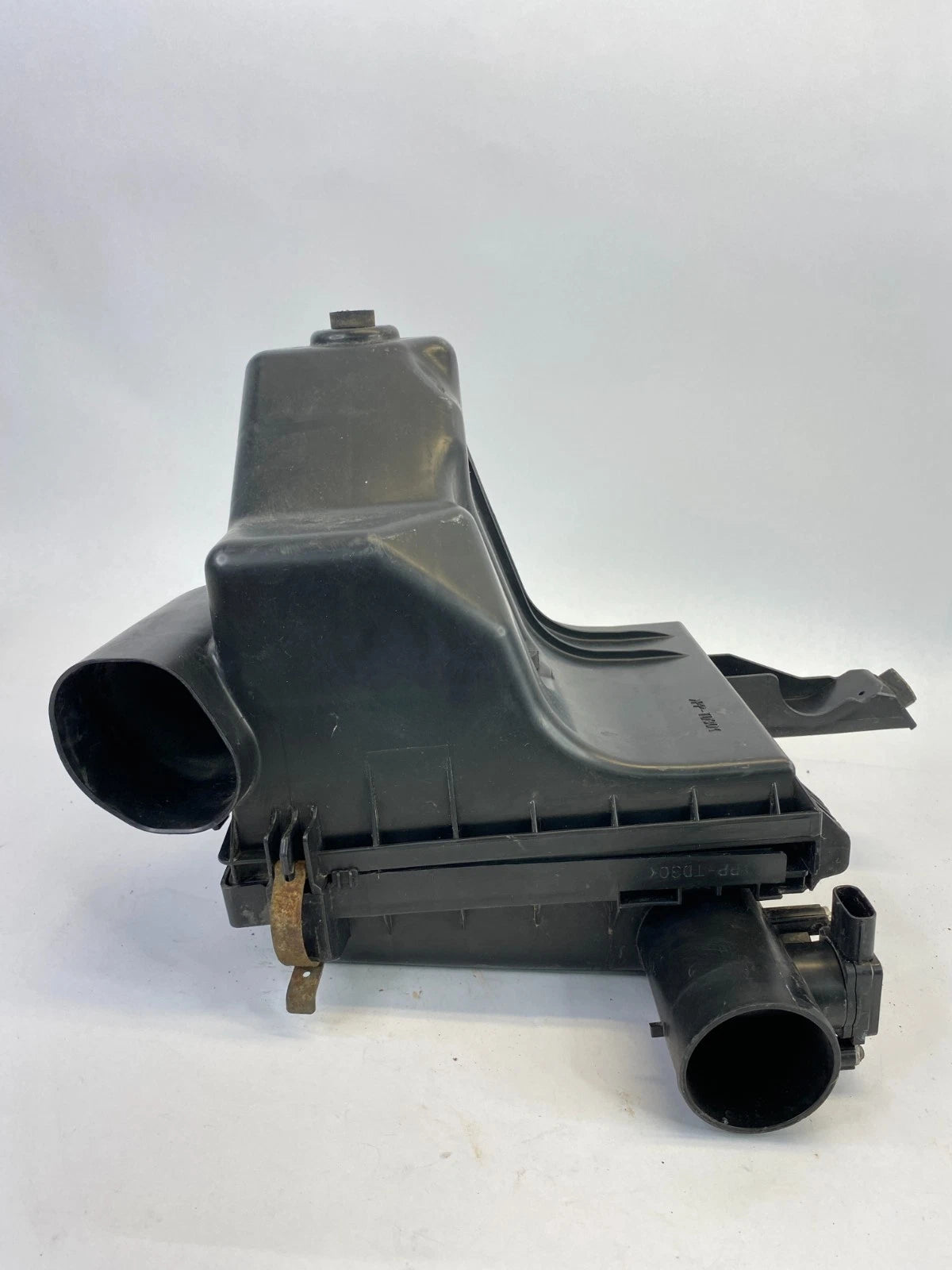 2010-2015 TOYOTA PRIUS AIR CLEANER FILTER BOX UPPER AND LOWER OEM 17701-37170