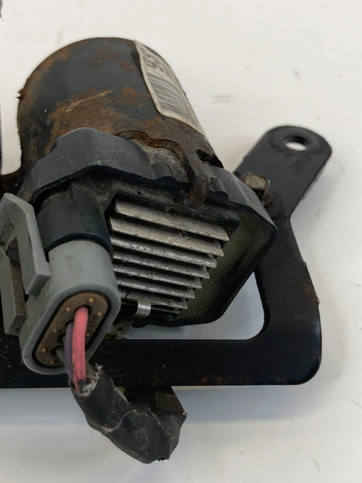 00-06 CHEVY TAHOE GMC YUKON LEFT ENGINE IGNITION COIL IGNITER PACK BRACKET SET