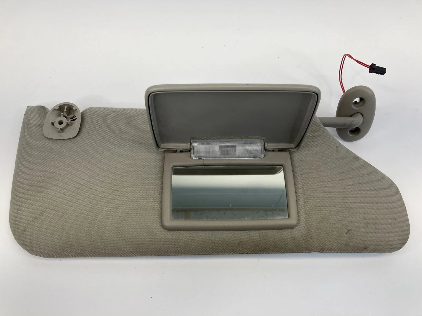 2005-2010 JEEP GRAND CHEROKEE RIGHT PASS SIDE SUNVISOR SUN VISOR SHADE W/ LIGHT