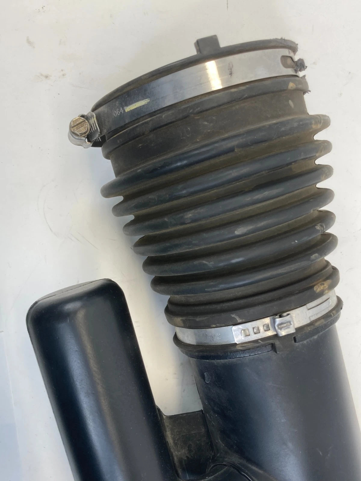 11-19 DODGE JOURNEY 3.6L AT ENGINE AIR CLEANER INTAKE TUBE HOSE 68045122AE OEM