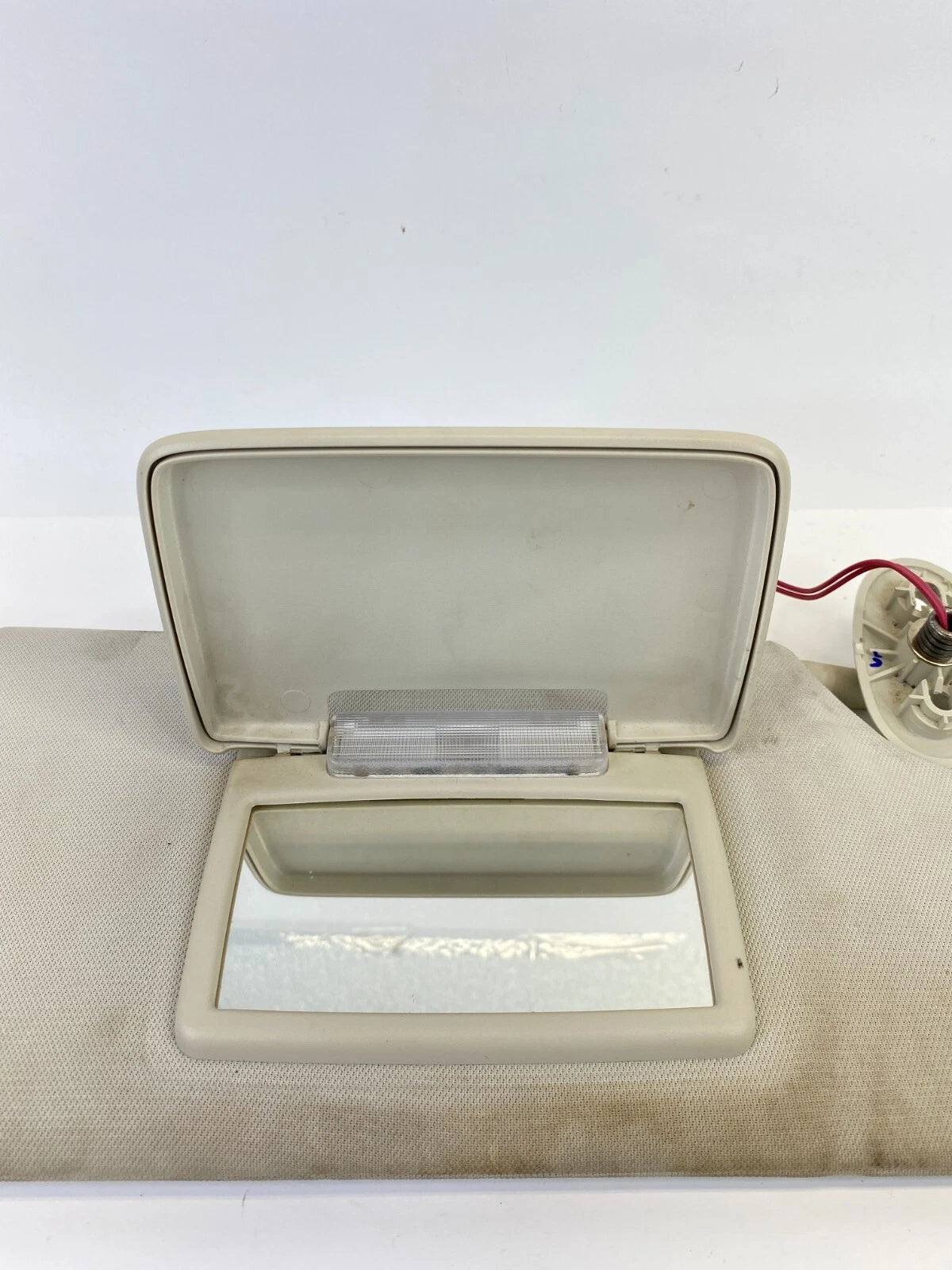 2007-2011 DODGE NITRO RIGHT PASSENGER SIDE SUN VISOR SHADE W/ ILLUMINATION OEM