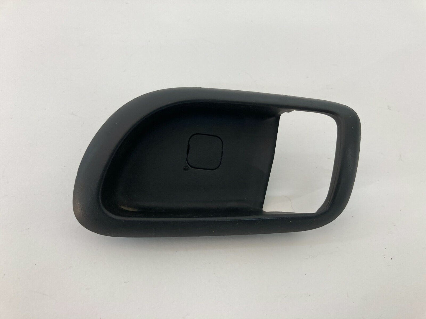 2007 2008 Hyundai Entourage Front Right Passenger Side Inner Door Handle Bezel