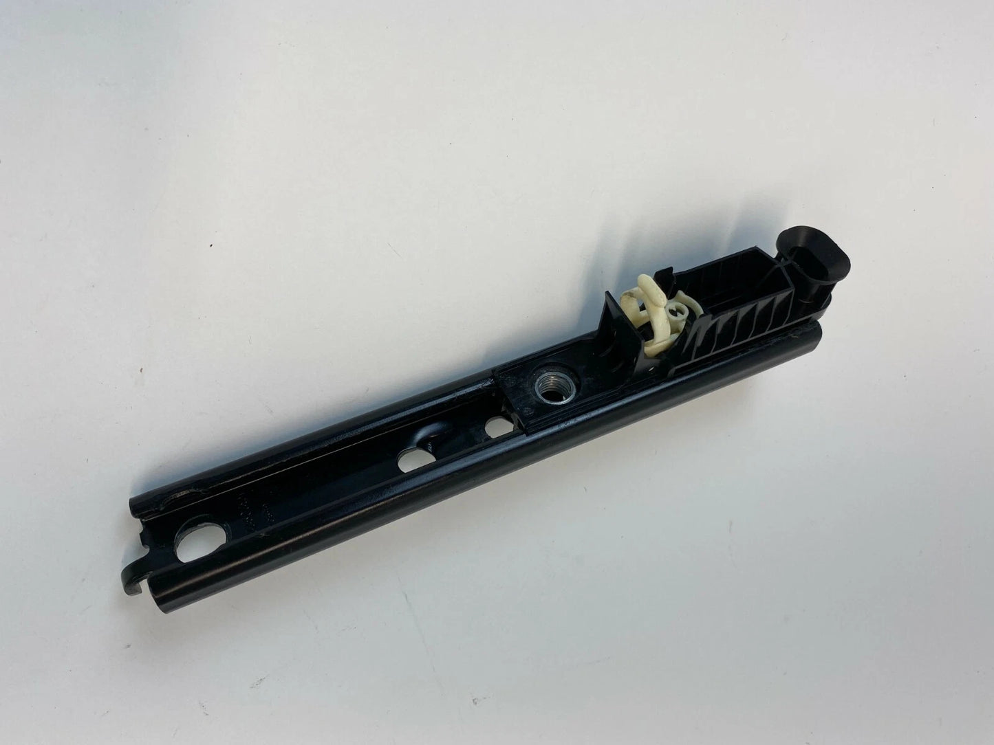 2000 2001 2002 FORD FOCUS FRONT SEAT BELT ADJUSTER HEIGHT MOUNT 5205137-00B OEM