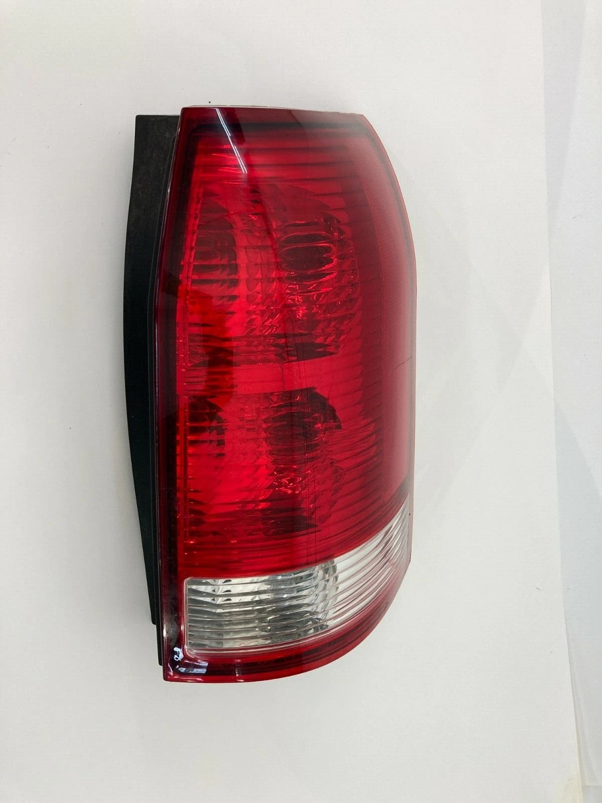 2002-2007 SATURN VUE REAR RIGHT PASSENGER TAIL LIGHT TAILLIGHT TAILLAMP 15851056
