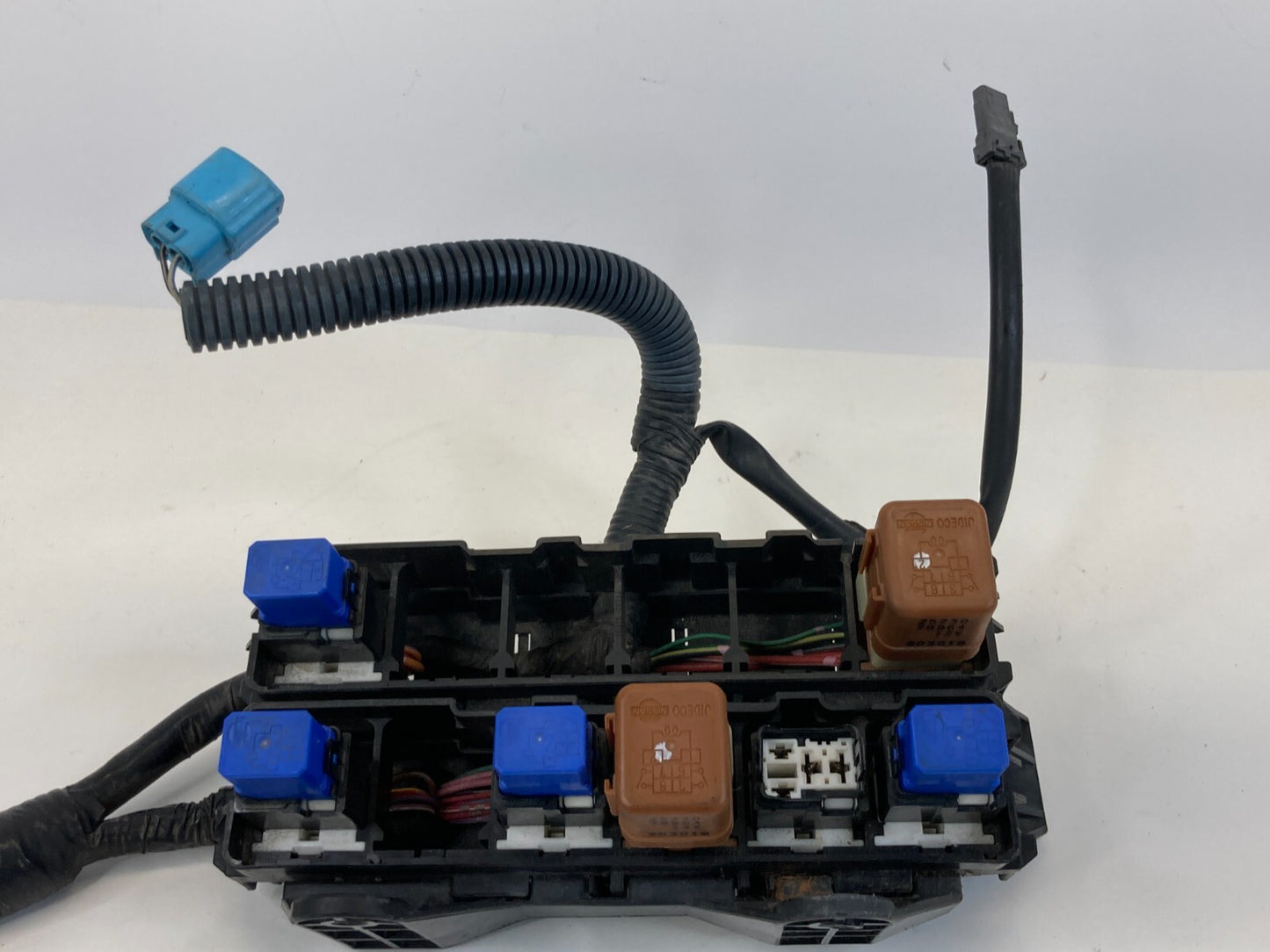 2001-2004 Nissan Pathfinder 3.5L Engine Bay Left Side Relay Box Fusebox 71543079