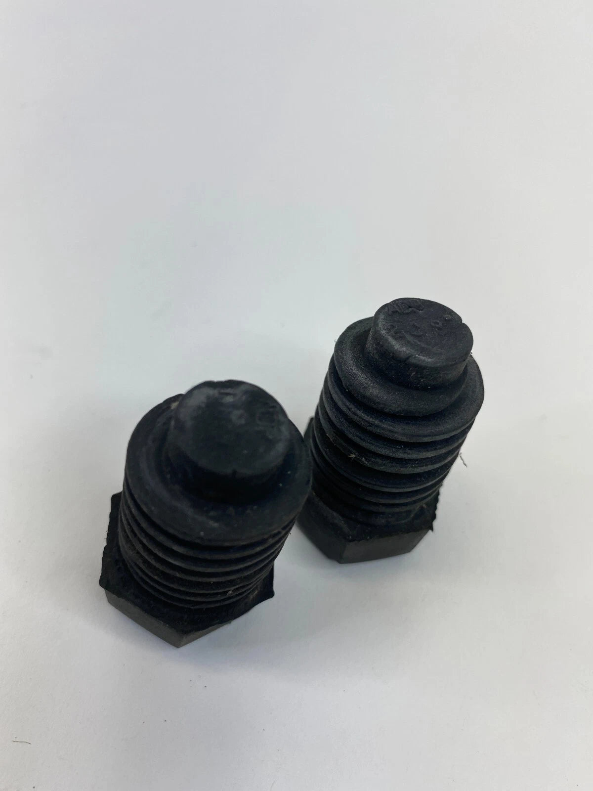 1999 2000 CADILLAC ESCALADE HOOD BUMPER STOP STOPPER RUBBER CUSHION SET OEM
