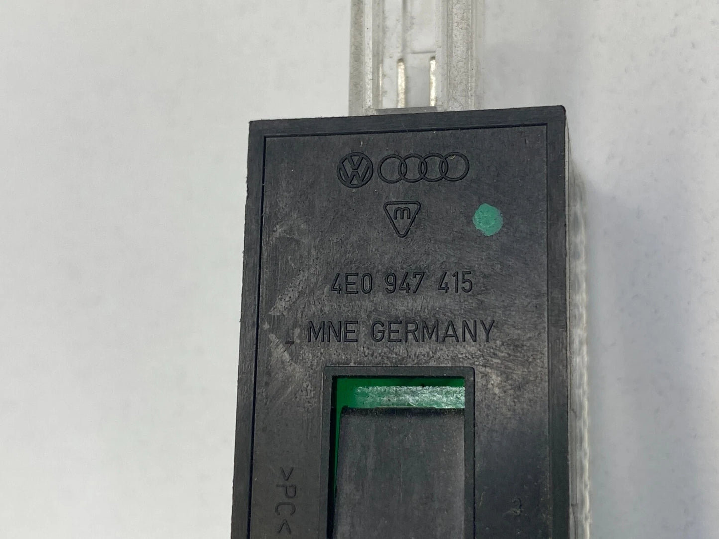 2006-2011 AUDI A6 A6 QUATTRO INTERIOR GLOVE BOX LIGHT COURTESY LAMP 4E0947415