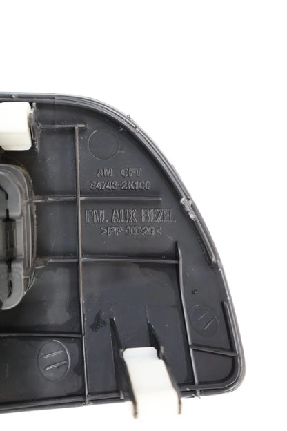 2010-2013 KIA SOUL PORT AUX IPOD USB INPUT POWER SOCKET W/ BEZEL 84746-2K100 OEM