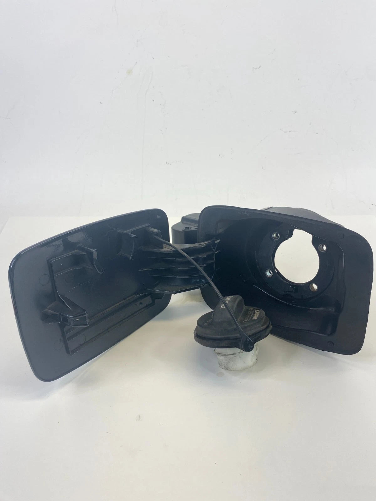 2011-2015 Hyundai Sonata Fuel Filler Door Gas Lid Cover w/ Cap 69510-3S000 OEM