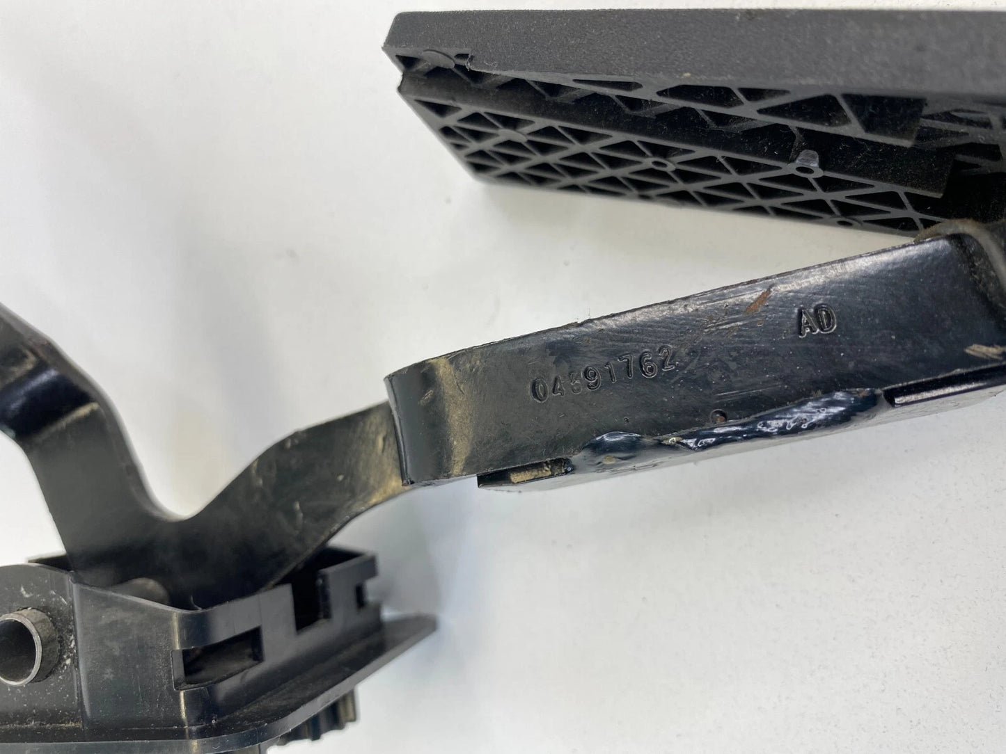 2006 CHRYSLER SEBRING ACCELERATOR GAS PEDAL ASSEMBLY ARM UNIT 04891585AC OEM