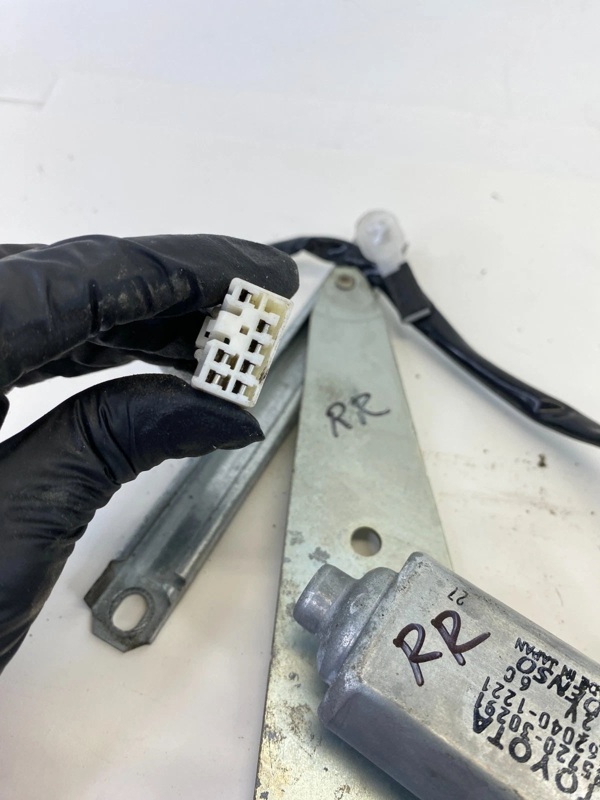 1998-2005 LEXUS GS300 REAR RIGHT SIDE DOOR WINDOW MOTOR REGULATOR 85720-30291