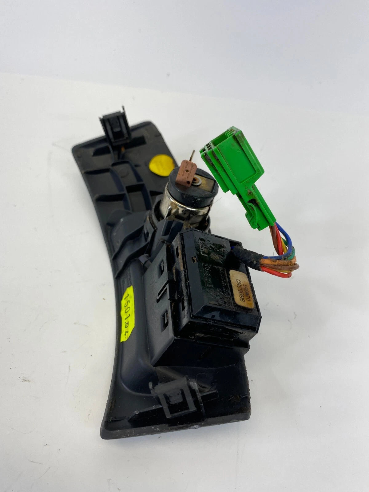 04-07 VOLVO S40 CENTER CONSOLE TRACTION SWITCH POWER OUTLET W/ BEZEL 8685380 OEM