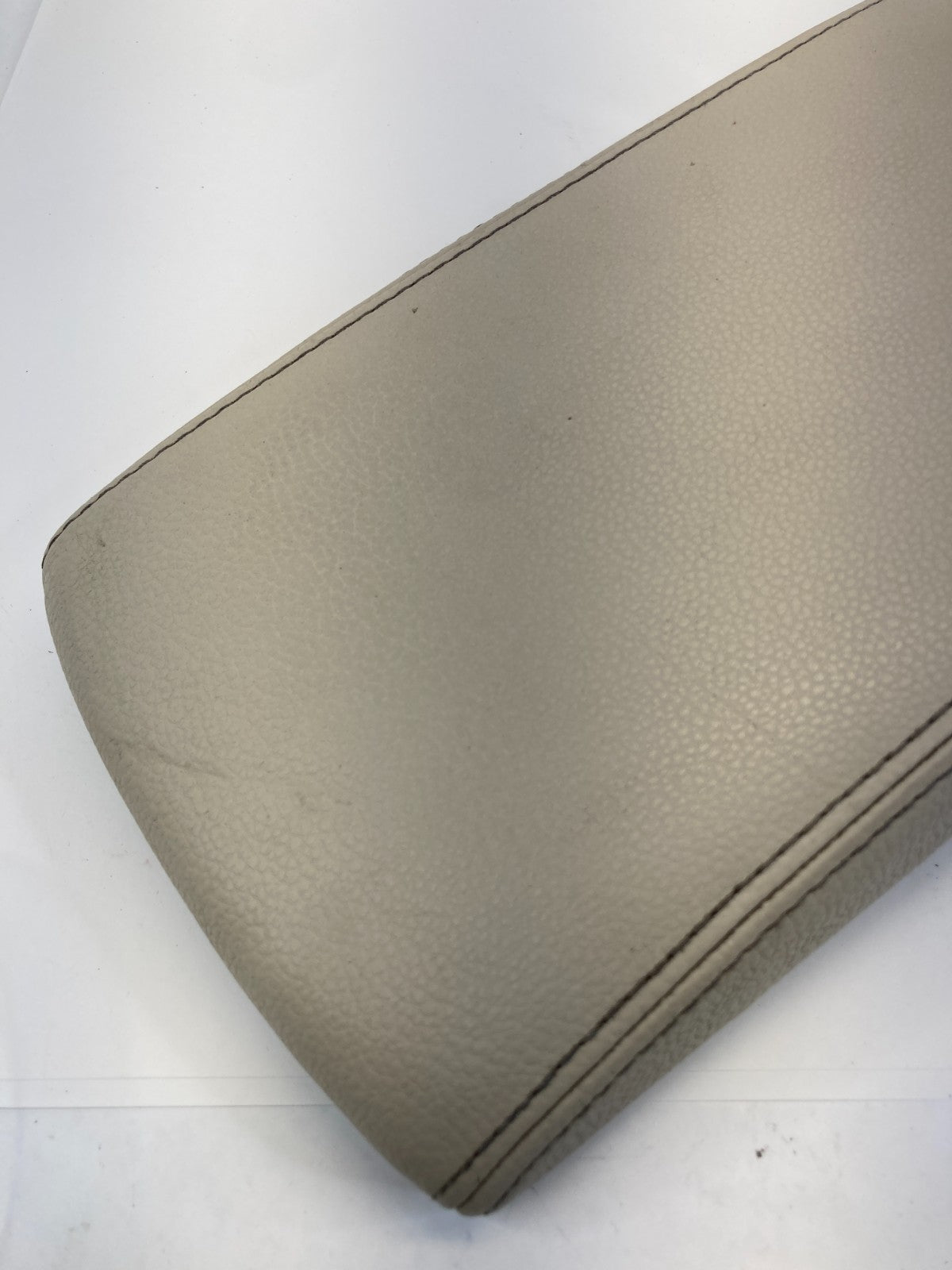 09-17 Volkswagen CC 06-10 Passat Center Console Lid Armrest Arm Rest Cover OEM