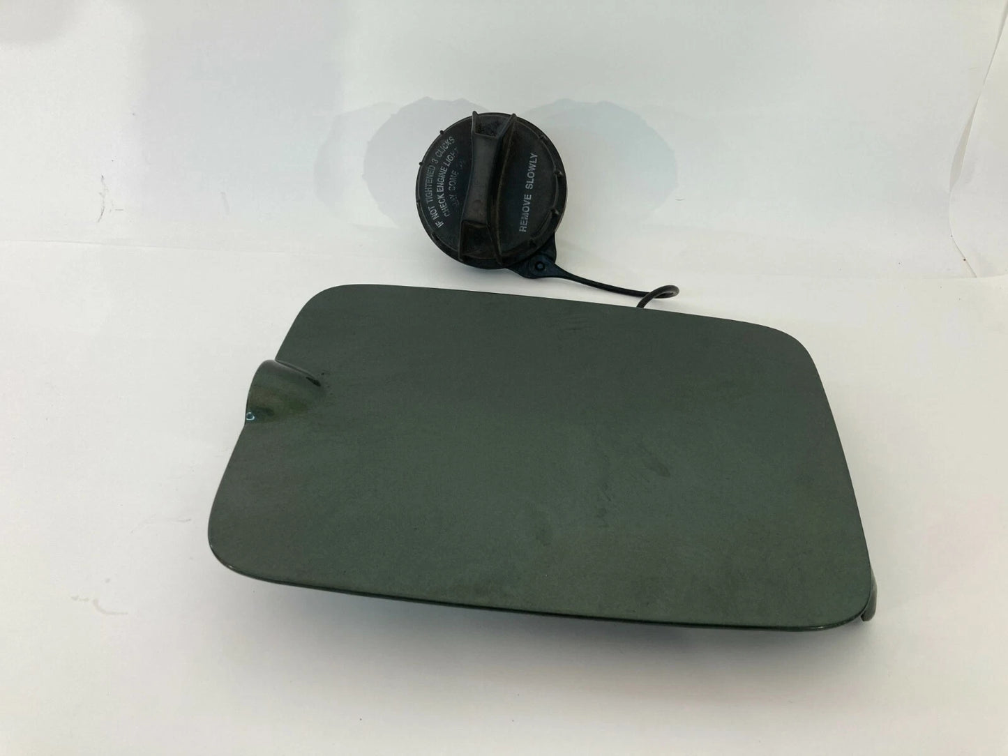 03 04 05 06 07 08 09 KIA SORENTO FUEL FILLER TANK DOOR GAS LID COVER ASSEMBLY