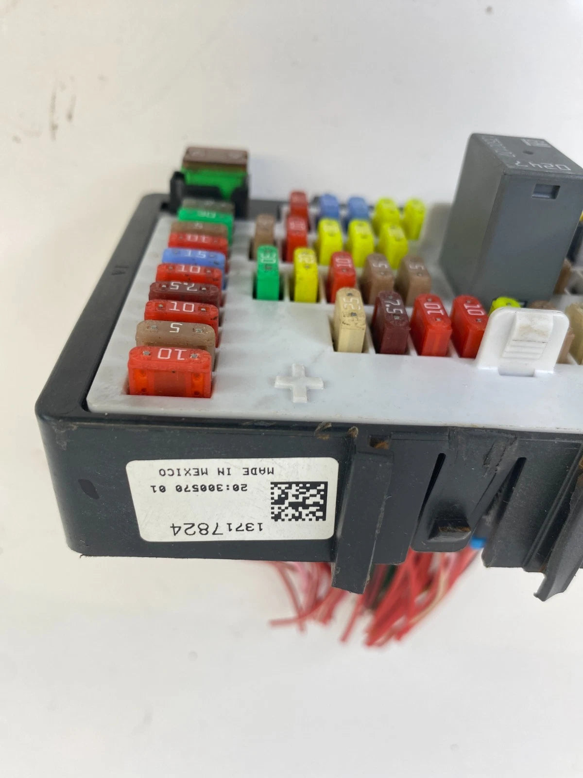 2010-2015 CHEVROLET EQUINOX 2.4L AT INTERIOR UNDER CABIN FUSE RELAY BOX 13717824