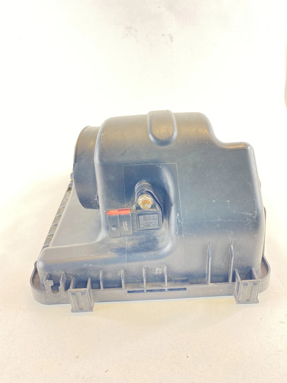 2010-2012 HYUNDAI SANTA FE 3.5L AIR CLEANER HOUSING UPPER COVER 28110-2P100 OEM