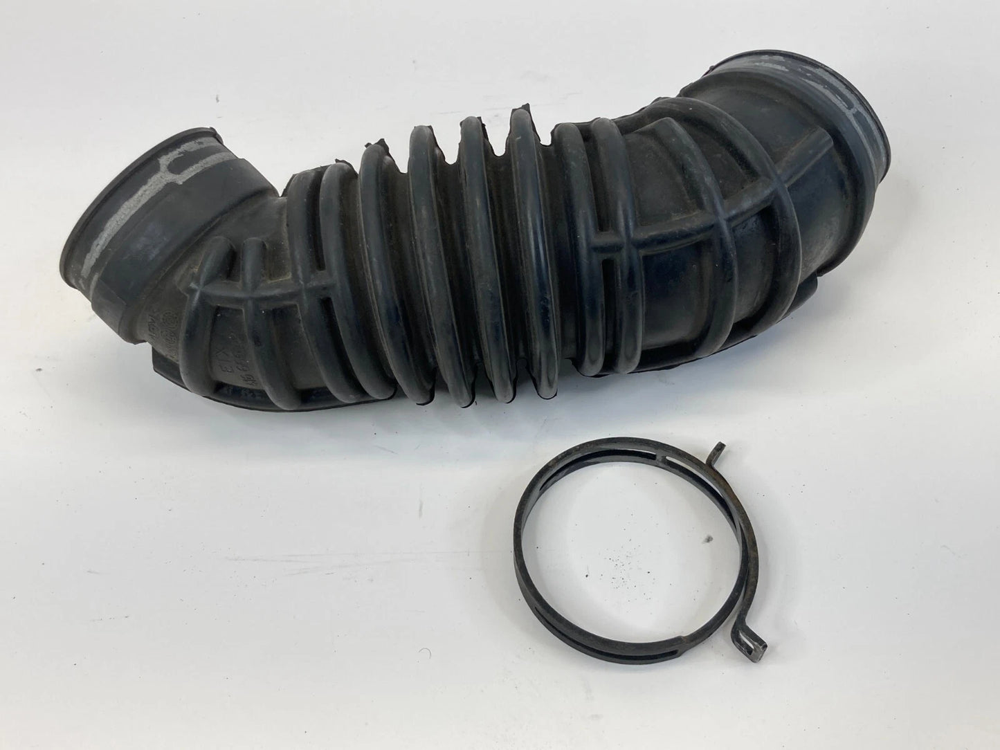 2005-2009 AUDI A4 2.0L AT AIR INTAKE TUBE HOSE DUCT PIPE 8E0-133-356-D OEM
