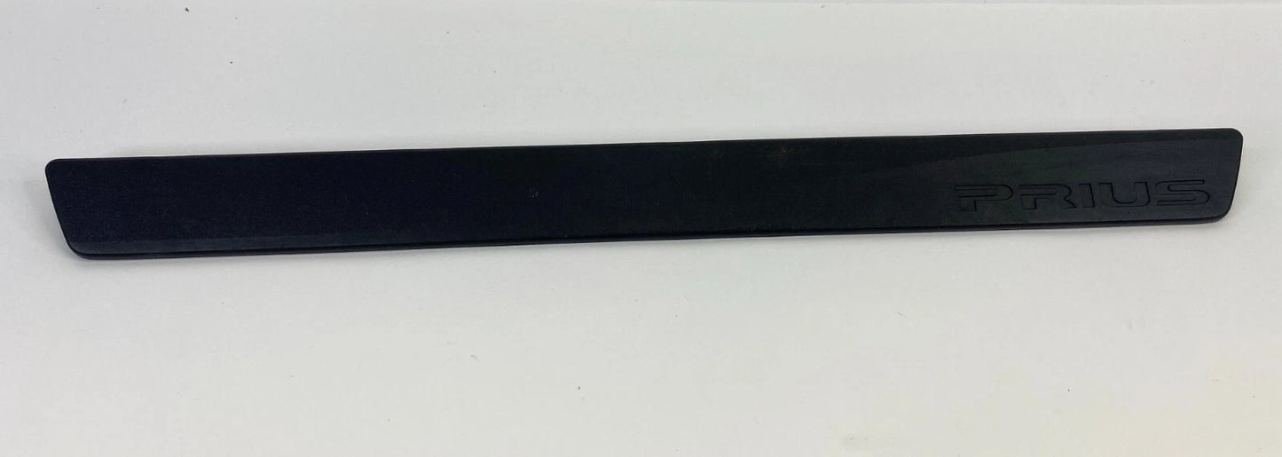 10-15 TOYOTA PRIUS FRONT RIGHT SIDE DOOR SCUFF PLATE STEP TRIM PANEL 67911-47030
