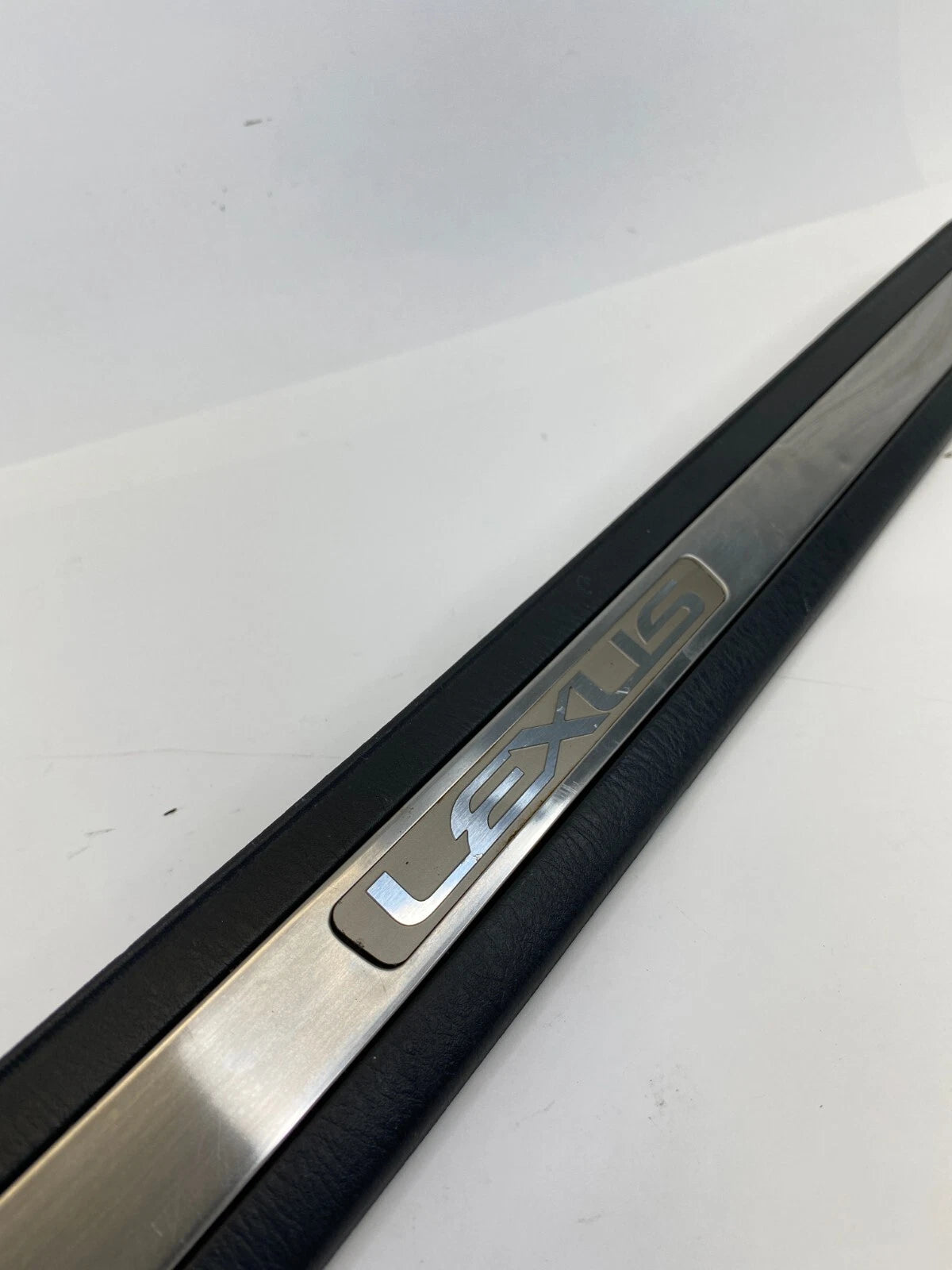 1998-2005 LEXUS GS300 FRONT RIGHT SIDE DOOR SILL SCUFF STRIP PLATE 67911-30100