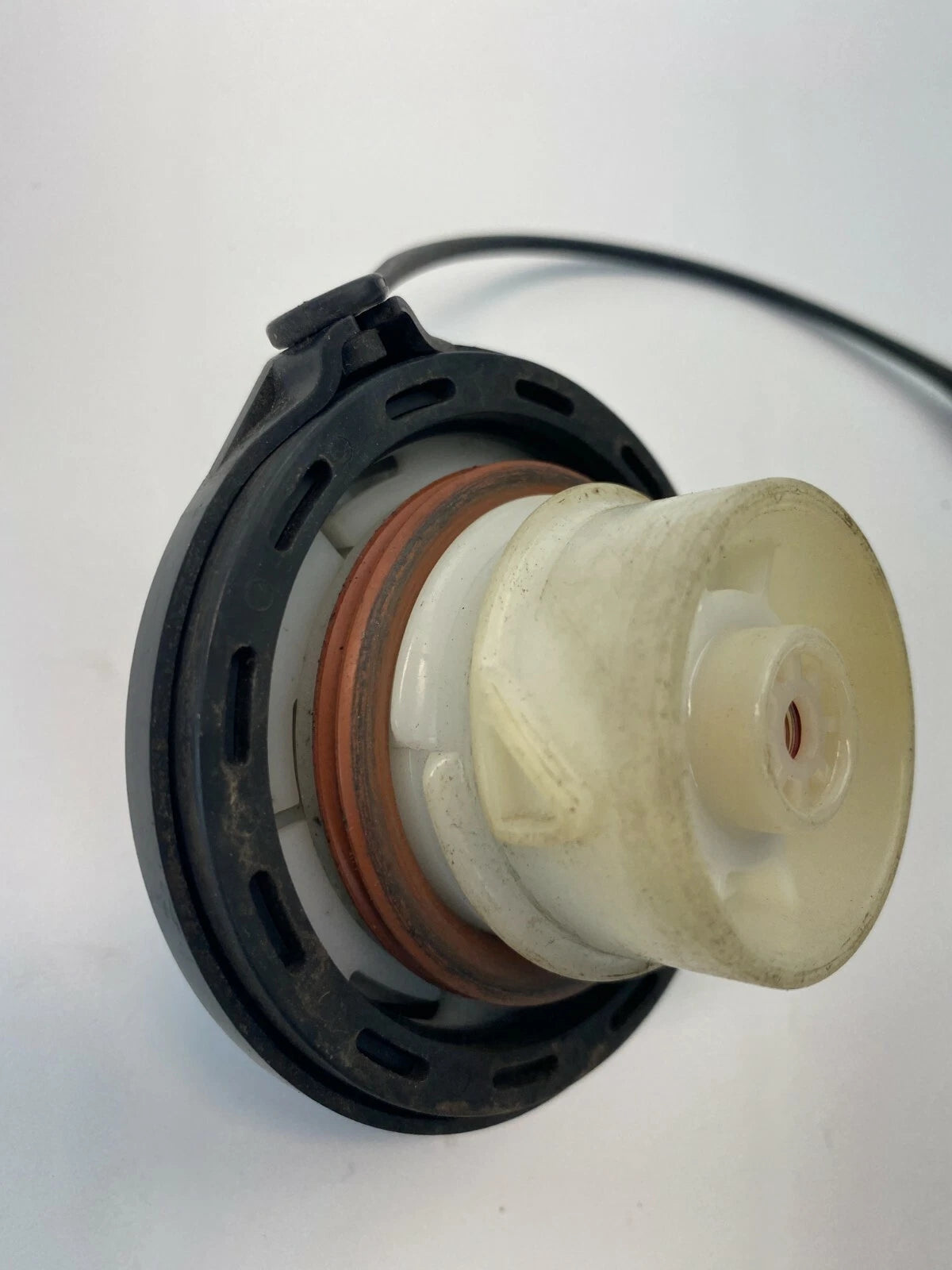 2006 06 KIA OPTIMA FUEL FILLER TANK GAS LID CAP COVER ASSEMBLY OEM