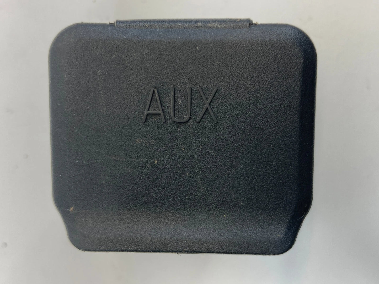 2010 GMC ACADIA CENTER CONSOLE USB AUX IN JACK INPUT PORT ADAPTER 20757329 OEM