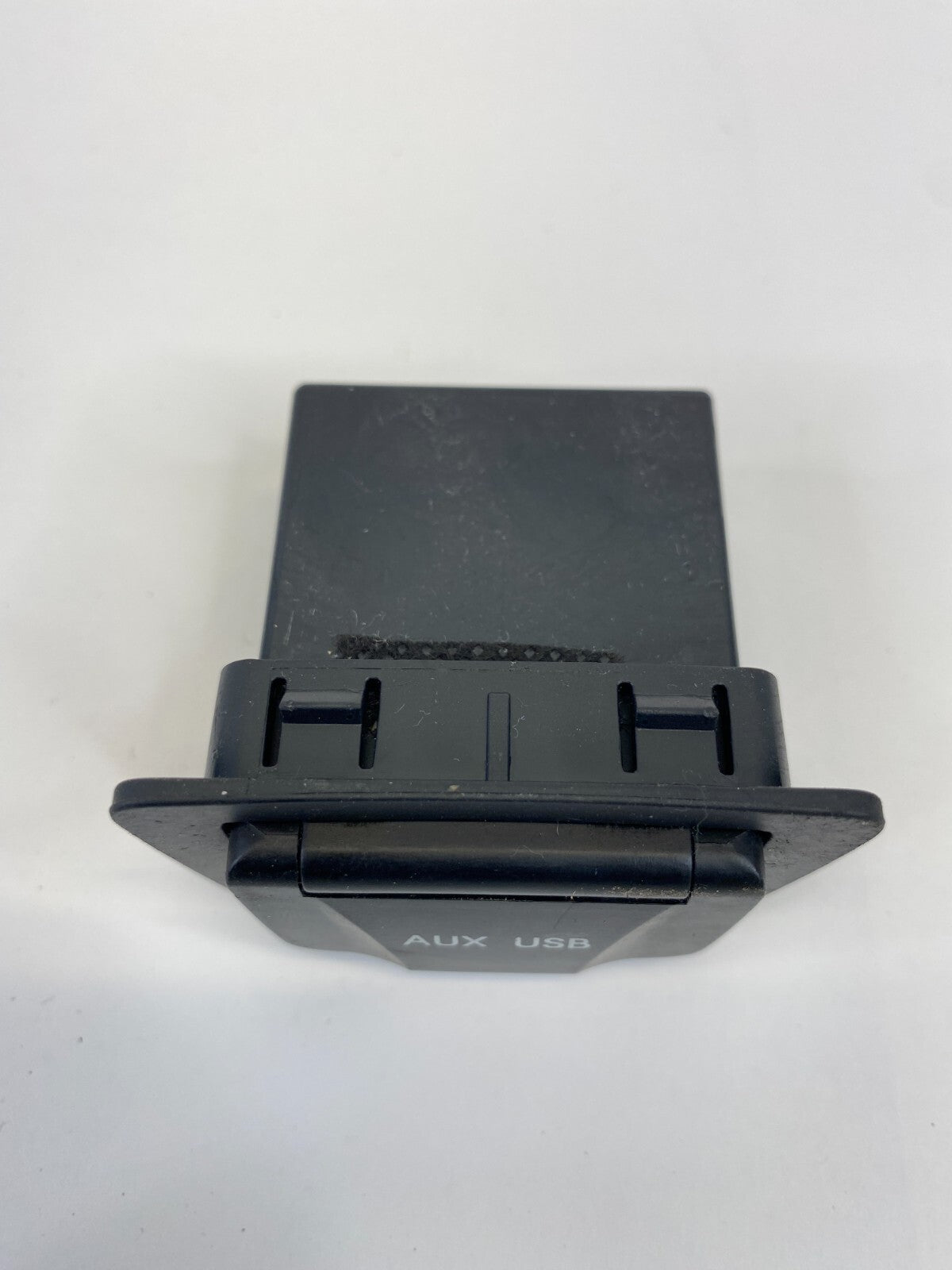 13-15 Hyundai Santa Fe Sport USB AUX Auxiliary Jack Socket Port 96121-2W500 OEM