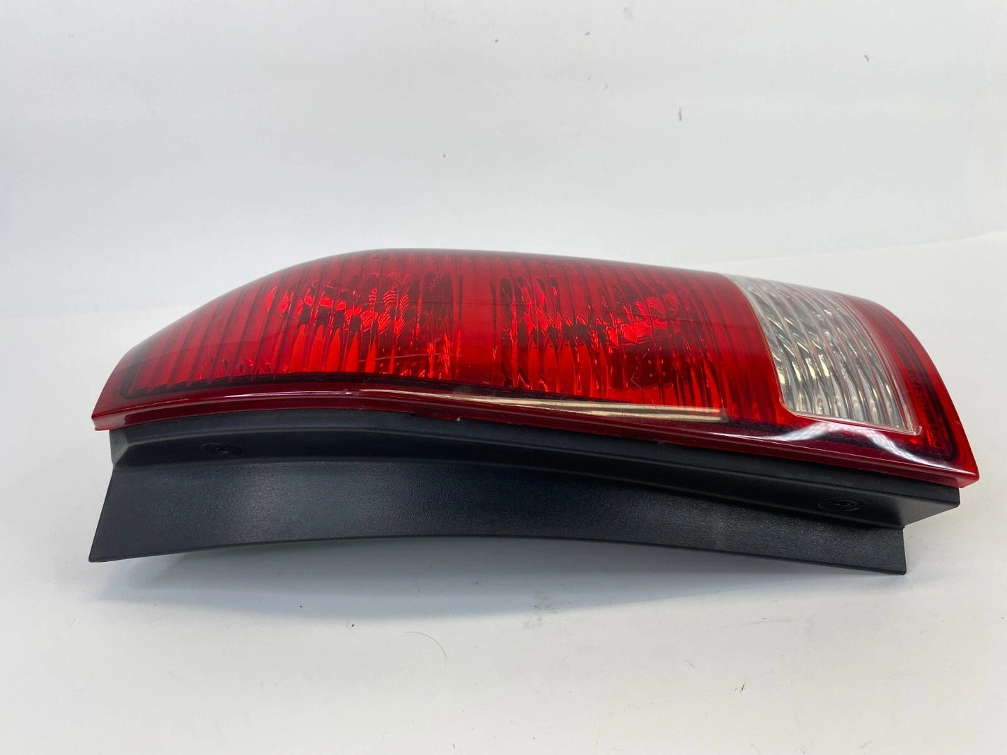 2002-2007 SATURN VUE REAR RIGHT PASSENGER TAIL LIGHT TAILLIGHT TAILLAMP 15851056