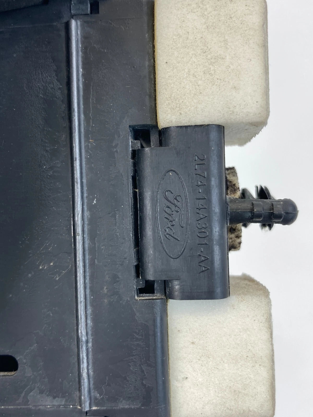 2003 LINCOLN NAVIGATOR SEAT BELT RELAY MODULE CONTROL COMPUTER 2L74-10E977-AB